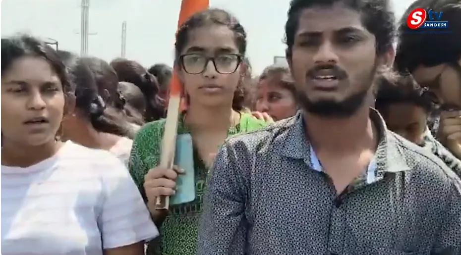 జాతీయ రహదారిపై విద్యార్థుల ఆందోళన.. ర్యాగింగ్ బాధితురాలికి న్యాయం చేయాలని డిమాండ్!